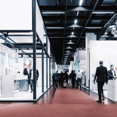 Stand d’exposition sur mesure : comment valoriser son entreprise sur un salon ?